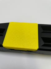 Lade das Bild in den Galerie-Viewer, B-Ware DartCase 6.0 Schwarz/Gelb