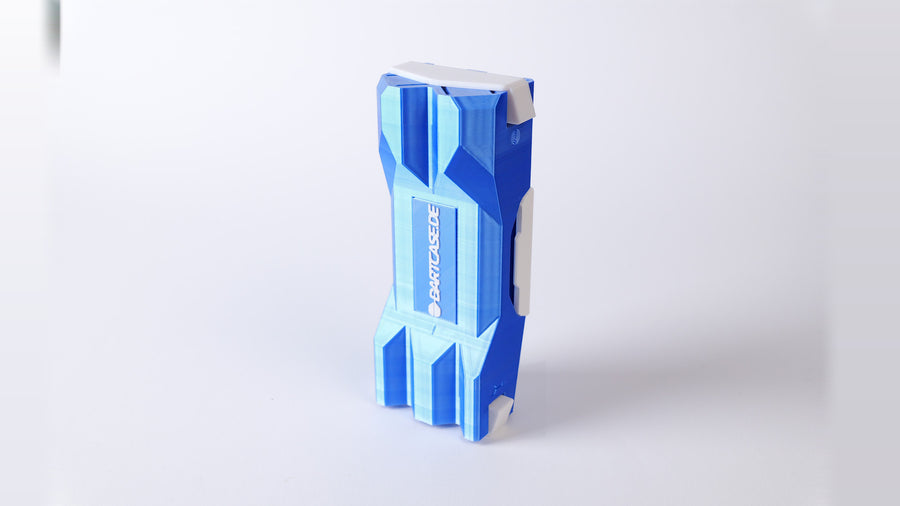 DartCase 6.0 Einzelstück 06 – Blau-Hellblau / Weiß – Vorderansicht
