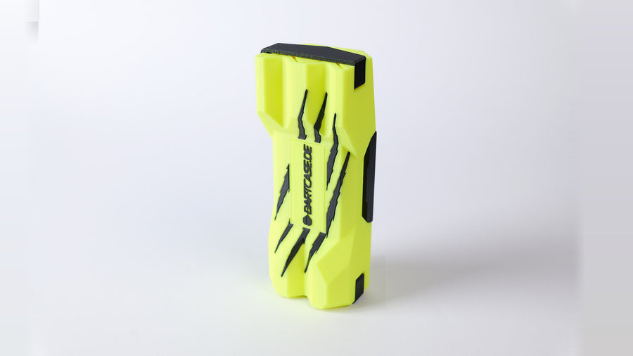 DartCase 6.0 Einzelstück 12 – Neongelb mit Krallenmotiv – Vorderansicht