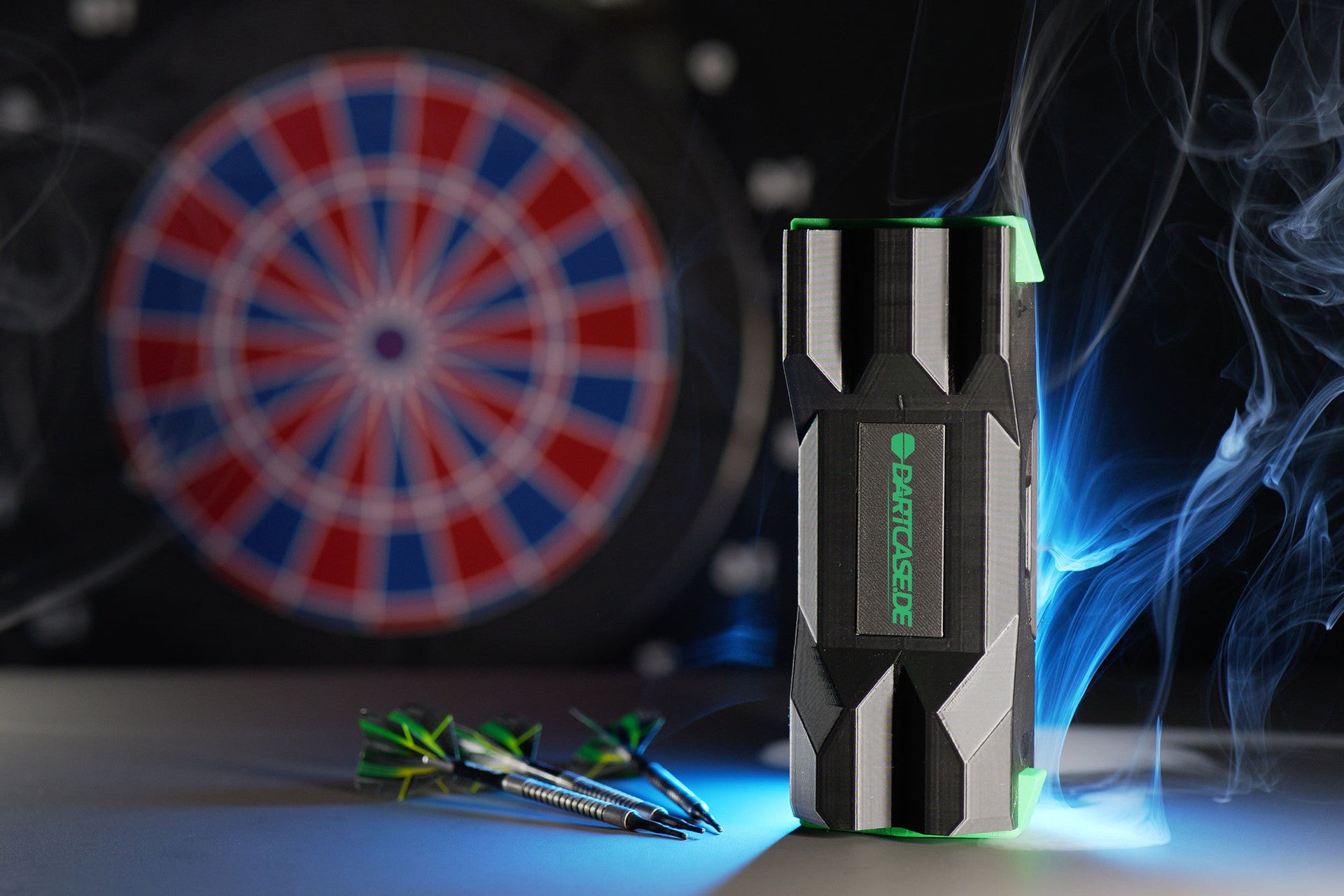 DartCase 6.0 mit grünen Akzenten und Darts vor einer Dartscheibe